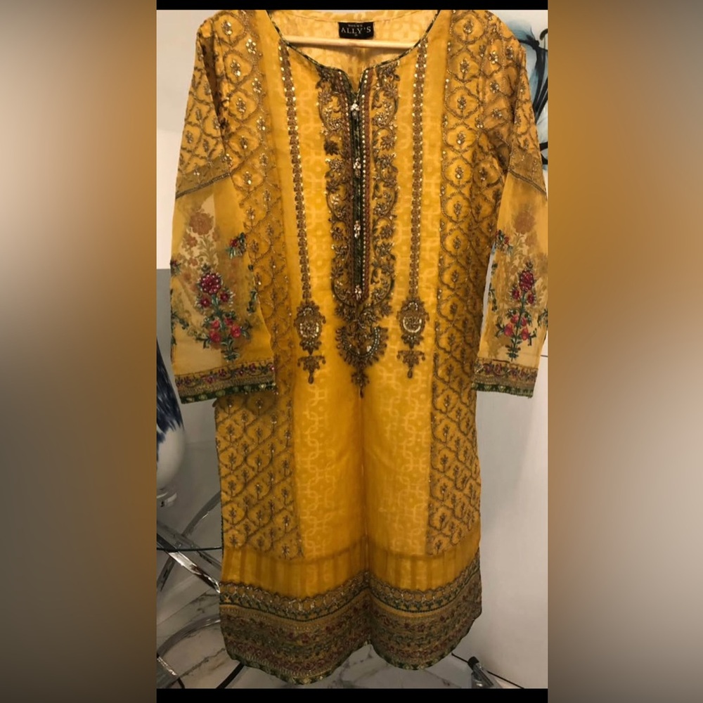 Embroidered Three pieces shalwar Kameez and dupatta dress.Size medium .